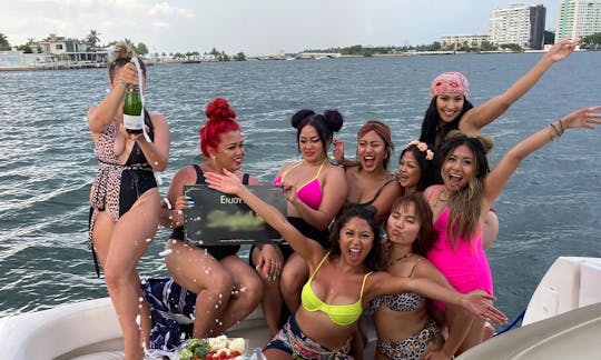 SIN CARGOS OCULTOS, ALQUILER DE YATE DE LUJO DE 52 PIES PARA FIESTA EN MIAMI, EXCELENTE UBICACIÓN