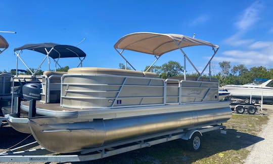 22' Sweetwater Pontoon Lounger for Rent on Tampa Bay!