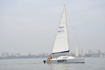 Navegando em um iate de médio porte em Mumbai