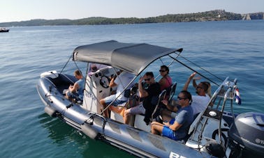 Bateau à moteur RIB personnalisé pouvant accueillir jusqu'à 10 personnes à Šibenik, dans le comté de Šibenik-Knin