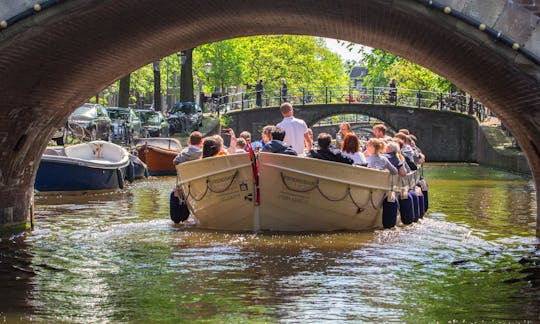 35-43 persons: 'Damrak Gin Hal Canal Boat' in Amsterdam (100% electric)