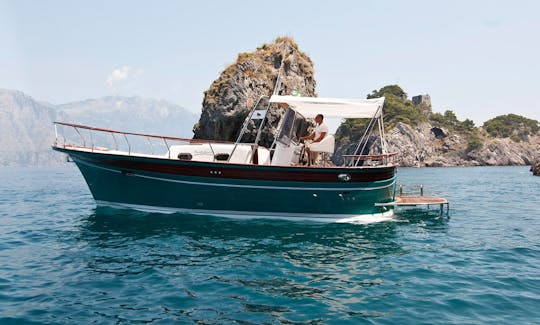 Iate a motor Charter Aprea32 em Positano, Itália