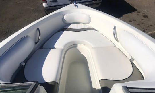 Dê uma volta na lancha! Ótimo sistema de som de 19' Bow-Rider Speedboat