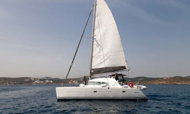 Hermoso catamarán de crucero Lagoon 380 S2 en Lavrio, Grecia