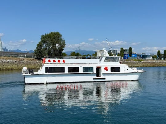 Catamarán de dos pisos para 40 pasajeros en el centro de Vancouver
