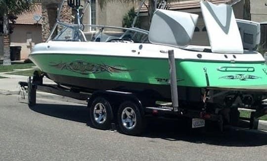 カリフォルニア州ヘリテージランチの2005 Tige 24Vウェイクボート