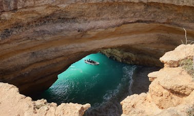 Excursion en bateau dans les grottes de Benagil au départ d'Armacao de Pera, en Algarve