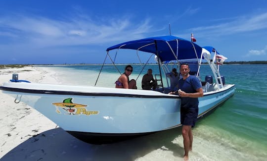 Petit bateau pour faire de la plongée avec tuba sur la console centrale d'Isla Mujeres à Cancún, au Mexique