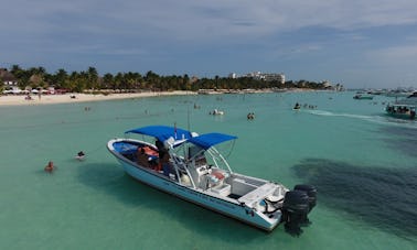 Petit bateau pour faire de la plongée avec tuba sur la console centrale d'Isla Mujeres à Cancún, au Mexique