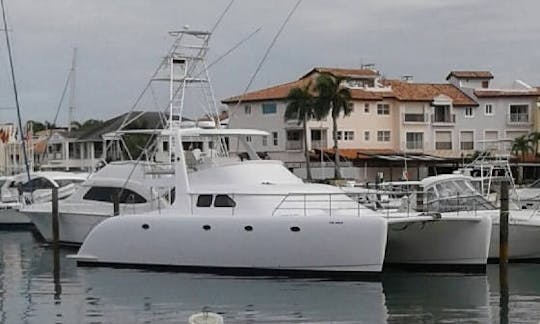 Catamarã a motor espaçoso de 50 pés para 20 pessoas em Punta Cana