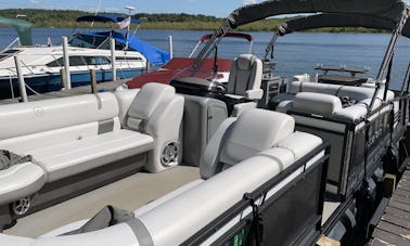 Godfrey Aquapatio 26ft Luxury Tritoon On Saratoga Lake For Up To 12 People