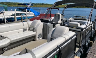 Godfrey Aquapatio 26ft Luxury Tritoon 150 Hp Yamaha On Saratoga Lake For Up To 12 People