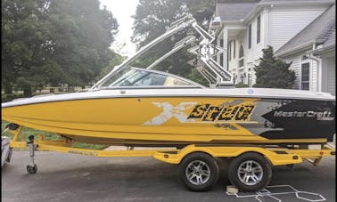 Barco de wakeboard/surf Mastercraft X-Star en el lago Merrymeeting