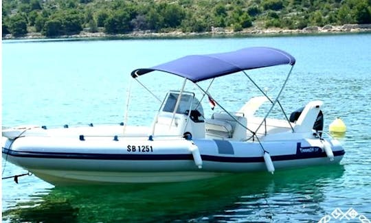 ¡Reserve este hermoso RIB en Starigrad, Croacia para 10 personas!