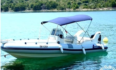 ¡Reserve este hermoso RIB en Starigrad, Croacia para 10 personas!