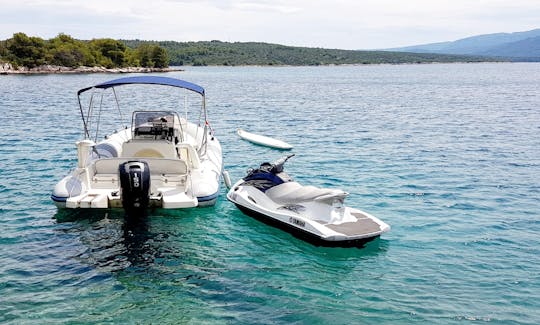 ¡Reserve este hermoso RIB en Starigrad, Croacia para 10 personas!