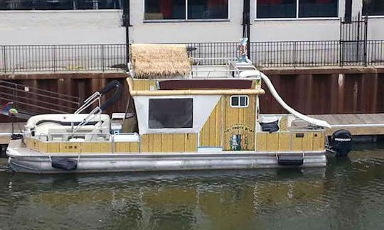 Bateau de fête polynésien, jusqu'à 6 personnes, capitaine et forfait boissons inclus !