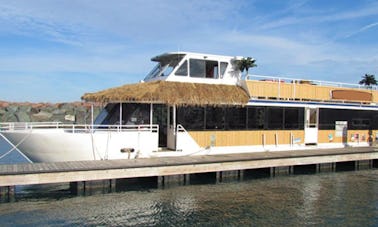 Barco de fiesta con temática Tiki, 50 a 90 personas, capitán, tripulación y paquete de bebidas incluido