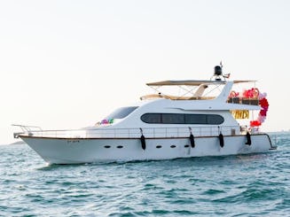 Nouveau yacht Majesty de luxe de 85 pieds pouvant accueillir jusqu'à 40 personnes, meilleure offre à Dubaï