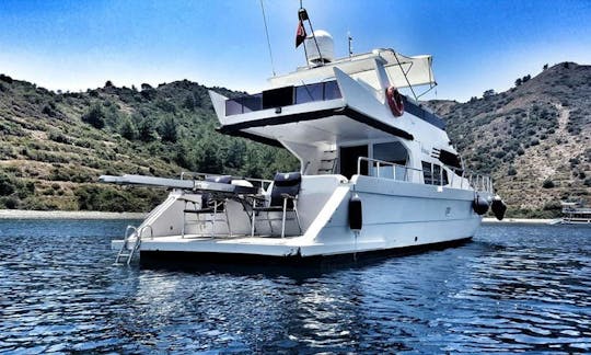 Luxury 12 Person Motor Yacht Great for Group Tour and Private Events in İstanbul, Turkey