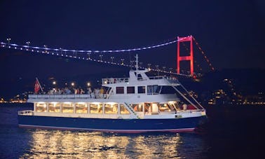 Grande barco para eventos que pode acomodar até 150 convidados que você pode alugar em Istambul, Turquia!