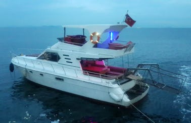 Motor Yacht with a Flybridge for 10 People Ready to Rent in İstanbul