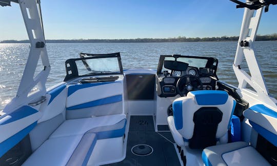 2019 Axis Surf Boat - Amazing day surfing / floating