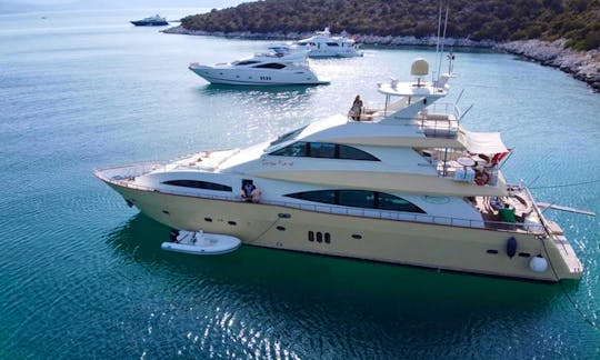 Charter the M570 Power Mega Yacht for 10 People in İstanbul, Turkey