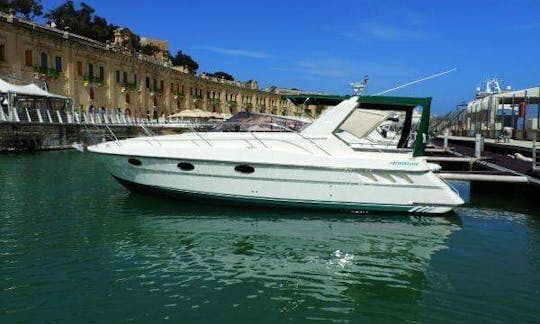 ¡Fairline Targa 34 para viajes o aventuras! El barco incluye combustible para 30 millas náuticas y patrón. La excursión de un día dura 8 horas.