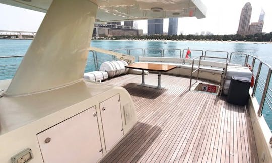 Alquiler de yates de lujo de 80 pies disponible en Dubái, Emiratos Árabes Unidos