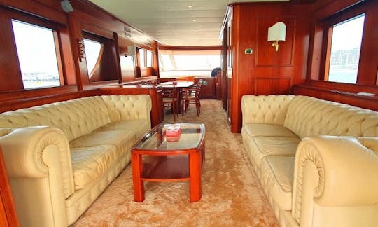 Alquiler de yates de lujo de 80 pies disponible en Dubái, Emiratos Árabes Unidos