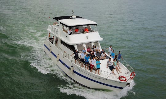 Yacht de croisière flybridge de 57 pieds construit sur mesure à louer avec skipper à Singapour