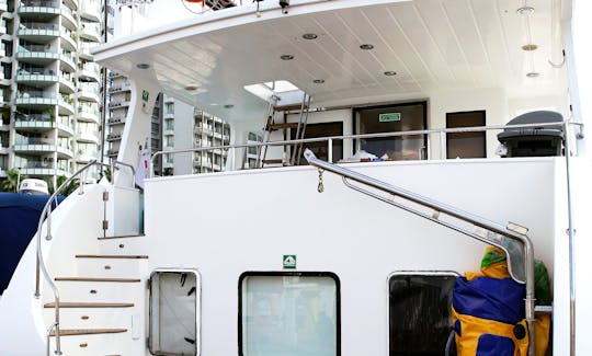 Yacht de croisière flybridge de 57 pieds construit sur mesure à louer avec skipper à Singapour