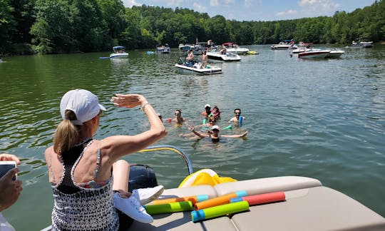 Naviguez, nagez, faites la fête et profitez d'un Tritoon 2021 sur le lac Norman !