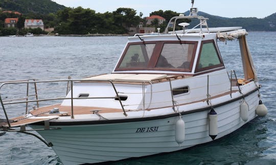 Recorre las islas de Dubrovnik a bordo de un yate a motor de 26 pies