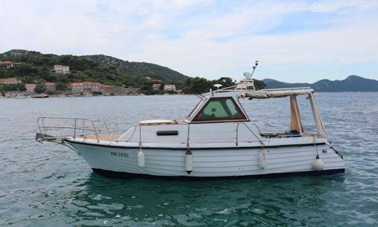 Recorre las islas de Dubrovnik a bordo de un yate a motor de 26 pies