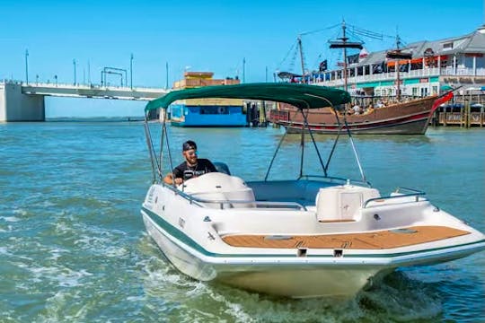 21' Deckboat/Johns Pass/150 HP Yamaha/10 Passengers
