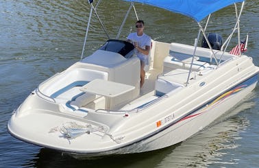 Beautiful and Super Comfortable 22' Bayliner Rendevouz Deck Boat