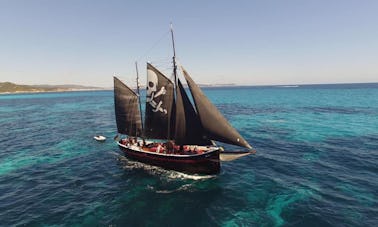 Frete exclusivo em grupo para as Ilhas Formentera a bordo de um navio pirata à vela - tudo incluído!