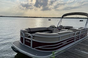3 Day Minimum** 2018 Sun Tracker Party Barge 24 DLX Pontoon Boat | Lake Texoma