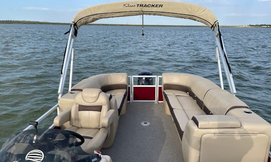 3 Day Minimum** 2018 Sun Tracker Party Barge 24 DLX Pontoon Boat | Lake Granbury