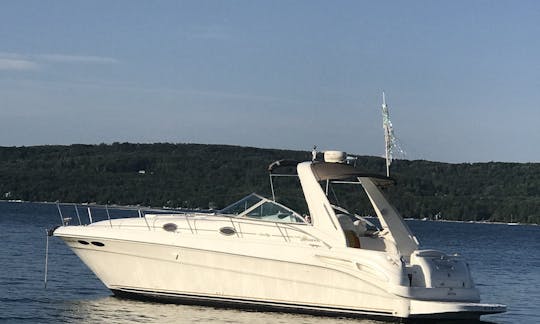 Barco Sea Ray Sundancer capitaneado de 34 pies en Elk Rapids