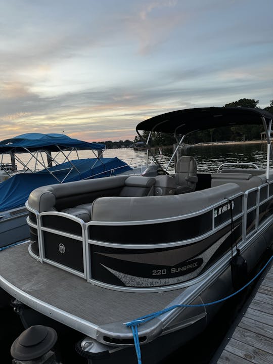 Bateau de luxe Party Tritoon sur le lac Norman