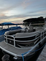 Luxury Party Tritoon Boat on Lake Norman