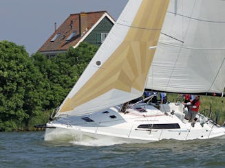 Yacht à voile au design unique, à la navigation rapide et à haut confort 