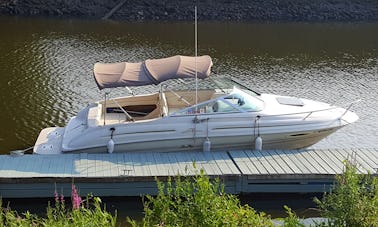 Bateau à moteur Sea Ray 225 Express Cruiser sur la plage de Pompano à Fort Lauderdale.