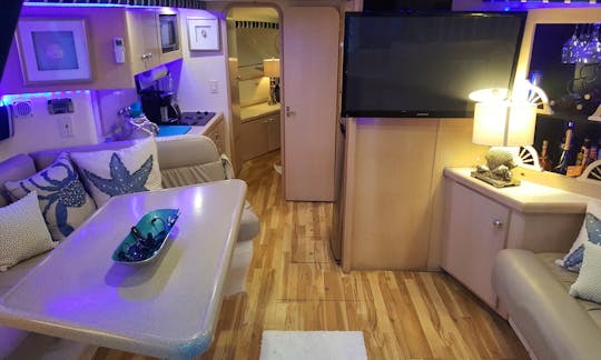 Experience the Carver Yacht. A luxurious water adventure in Ottawa/Gatineau!