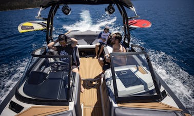 Novo barco grande de WakeSurf em Lake Tahoe - WakeBoard, Surf and Tube