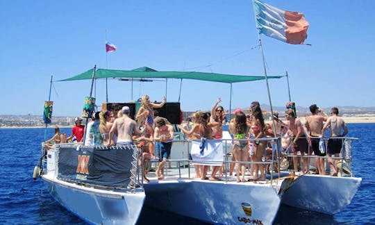Location d'un petit trimaran à Cabo San Lucas, au Mexique