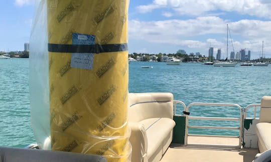 24' Luxury Pontoon Rental in Miami Beach (10 people)